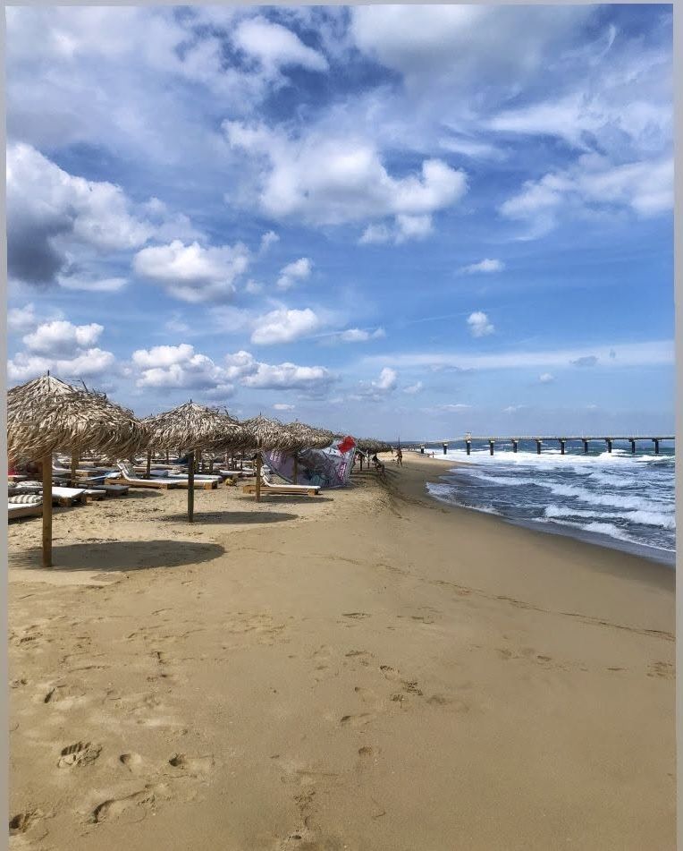 Плажната ивица на Шкорпиловци към кея