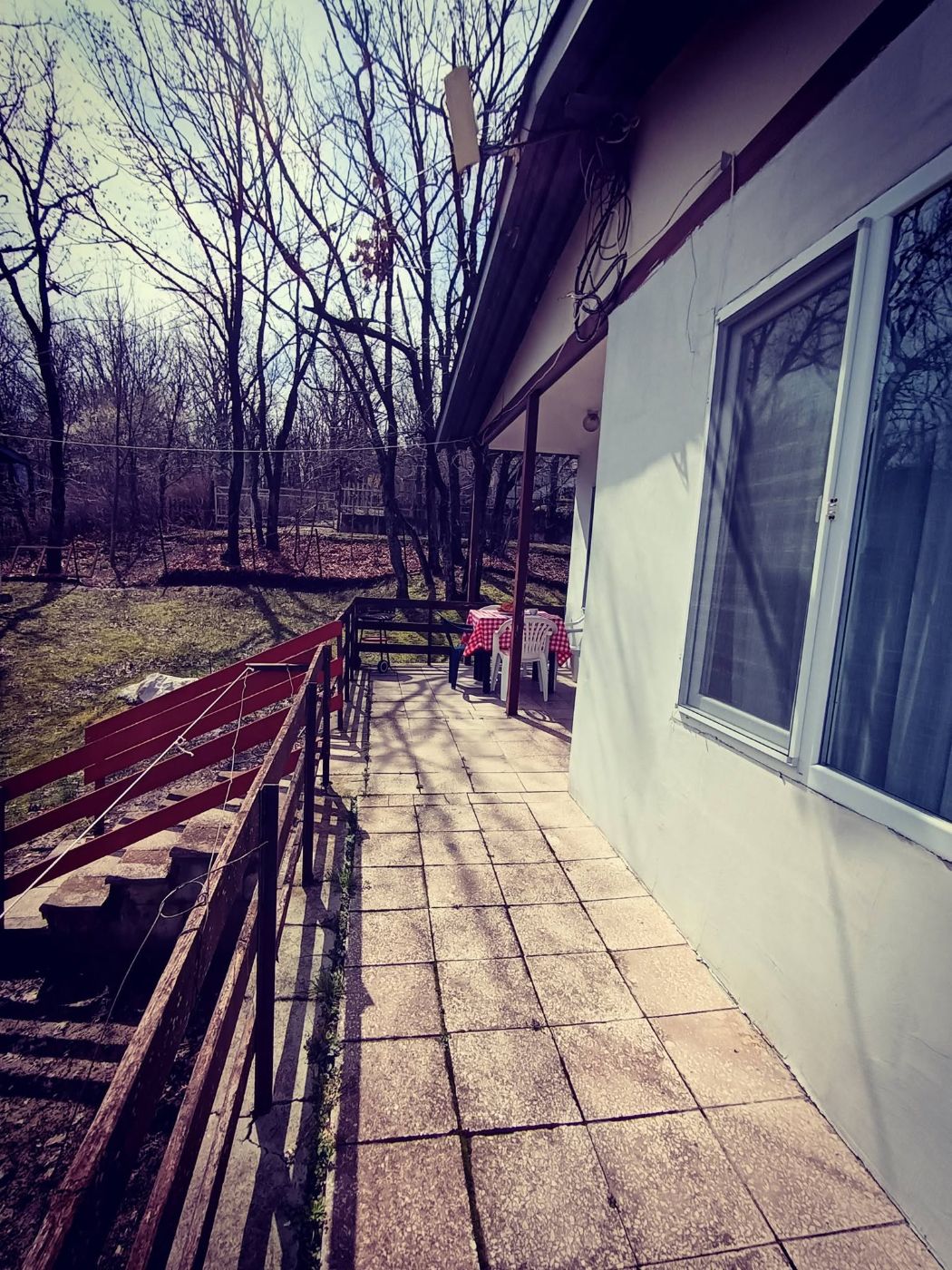 Терасата на бунгалото сред дърветата